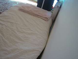 voyeurcam-julmodels-whitebed-4