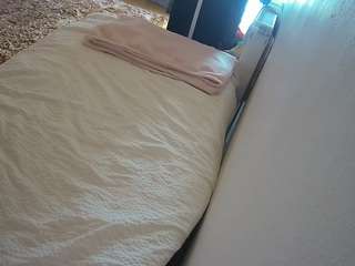 voyeurcam-julmodels-whitebed-4