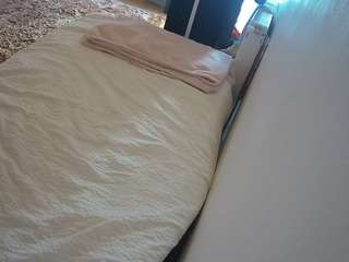 voyeurcam-julmodels-whitebed-4