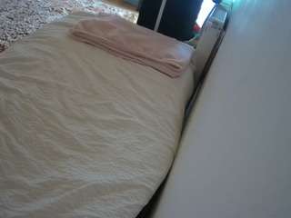 voyeurcam-julmodels-whitebed-4