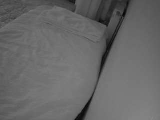 voyeurcam-julmodels-whitebed-4 camsoda