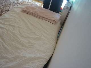 voyeurcam-julmodels-whitebed-4