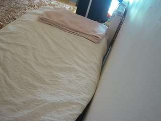 voyeurcam-julmodels-whitebed-4