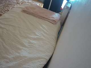 voyeurcam-julmodels-whitebed-4