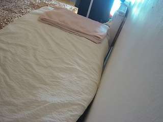 voyeurcam-julmodels-whitebed-4 webcam