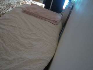 voyeurcam-julmodels-whitebed-4