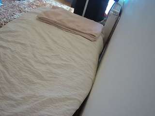 voyeurcam-julmodels-whitebed-4