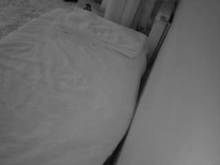 voyeurcam-julmodels-whitebed-4