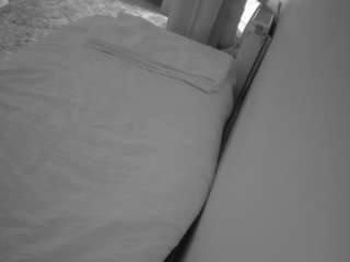 voyeurcam-julmodels-whitebed-4 webcam