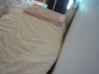 voyeurcam-julmodels-whitebed-4 live cam profile