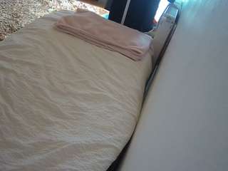 voyeurcam-julmodels-whitebed-4
