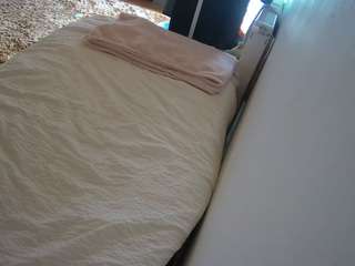 voyeurcam-julmodels-whitebed-4