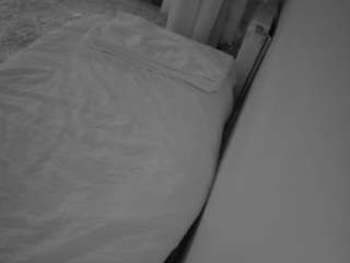 voyeurcam-julmodels-whitebed-4
