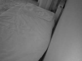 voyeurcam-julmodels-whitebed-4
