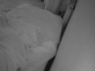 voyeurcam-julmodels-whitebed-4