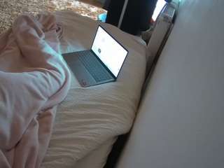 voyeurcam-julmodels-whitebed-4 live cam profile