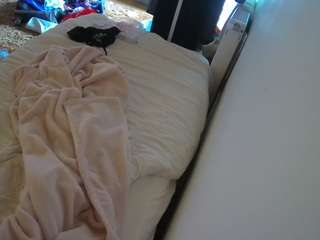 voyeurcam-julmodels-whitebed-4 webcam