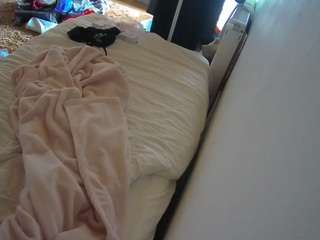 voyeurcam-julmodels-whitebed-4 webcam