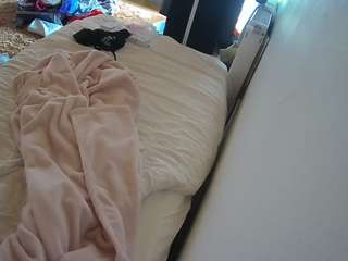 voyeurcam-julmodels-whitebed-4 webcam