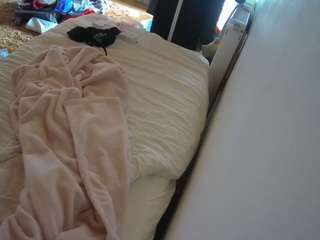 voyeurcam-julmodels-whitebed-4 webcam