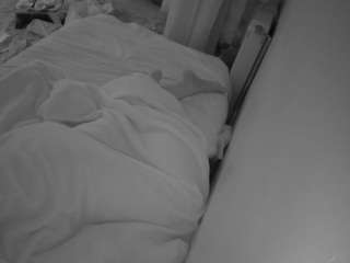 voyeurcam-julmodels-whitebed-4