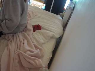 voyeurcam-julmodels-whitebed-4