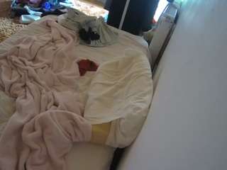 voyeurcam-julmodels-whitebed-4