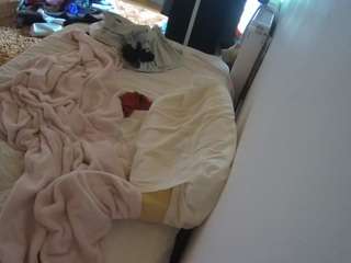 voyeurcam-julmodels-whitebed-4