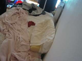 voyeurcam-julmodels-whitebed-4 webcam