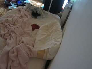 voyeurcam-julmodels-whitebed-4