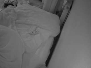 voyeurcam-julmodels-whitebed-4