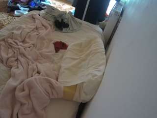 voyeurcam-julmodels-whitebed-4