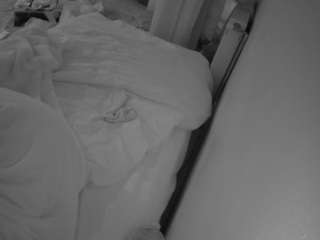 voyeurcam-julmodels-whitebed-4