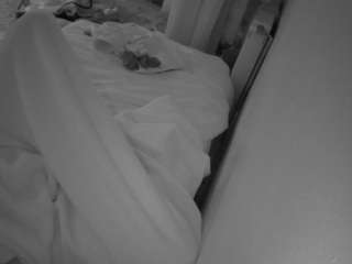 voyeurcam-julmodels-whitebed-4 webcam