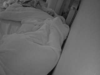 voyeurcam-julmodels-whitebed-4