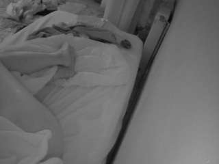 voyeurcam-julmodels-whitebed-4