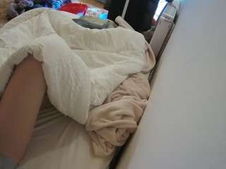 voyeurcam-julmodels-whitebed-4 webcam