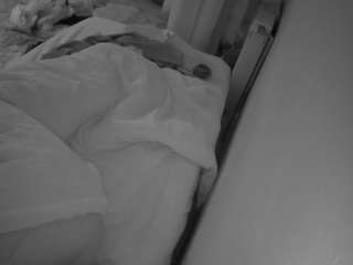 voyeurcam-julmodels-whitebed-4