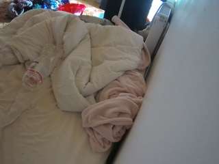 voyeurcam-julmodels-whitebed-4