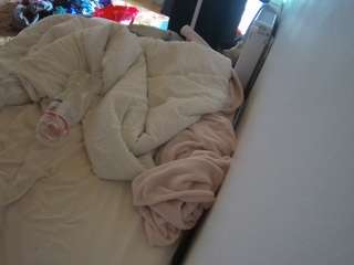 voyeurcam-julmodels-whitebed-4