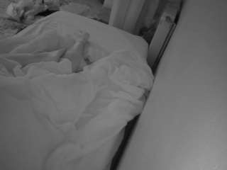voyeurcam-julmodels-whitebed-4 webcam