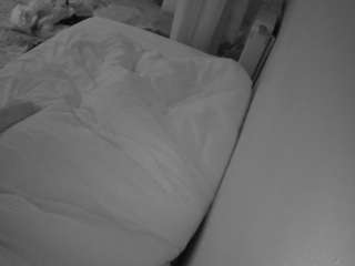 voyeurcam-julmodels-whitebed-4