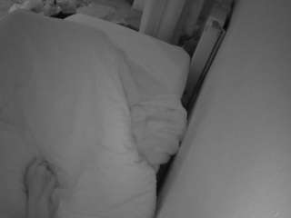 voyeurcam-julmodels-whitebed-4