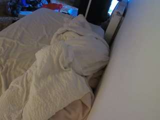 voyeurcam-julmodels-whitebed-4 webcam