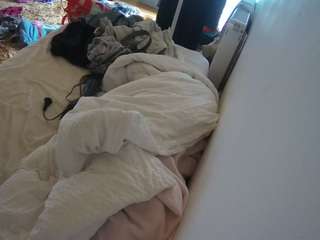 voyeurcam-julmodels-whitebed-4 webcam