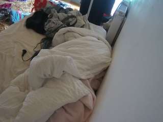 voyeurcam-julmodels-whitebed-4 webcam