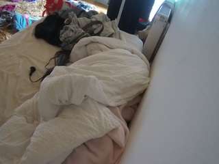 voyeurcam-julmodels-whitebed-4 webcam