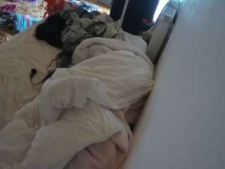 voyeurcam-julmodels-whitebed-4