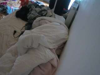 voyeurcam-julmodels-whitebed-4 camsoda