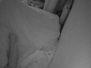 voyeurcam-julmodels-whitebed-4